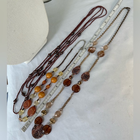 Group of 5 neutral tone beige and brown necklaces - Picture 7 of 7